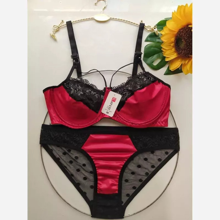 رنگش زرشکیه